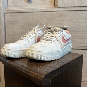 Nike Women's Sneakers in White and Pink